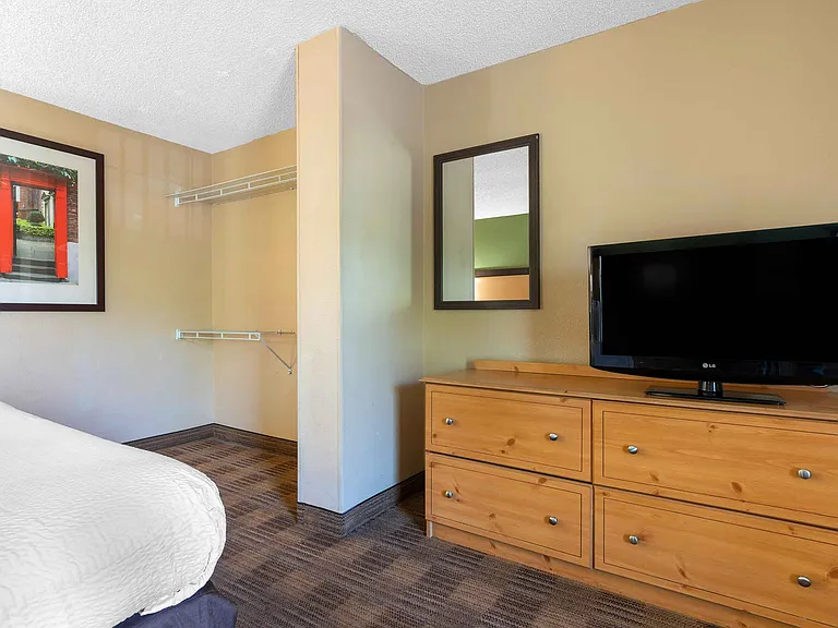 Deluxe Studio - 1 King Bed