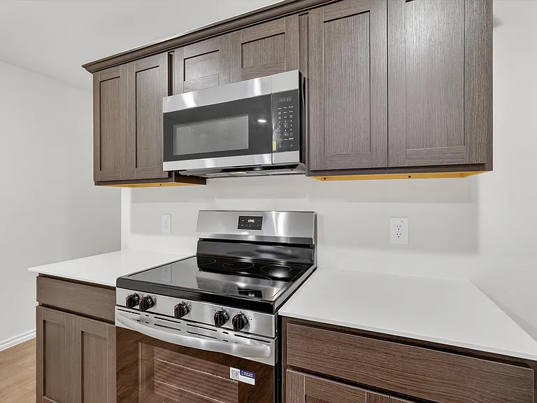 1413 Brook Ln — Photo 10