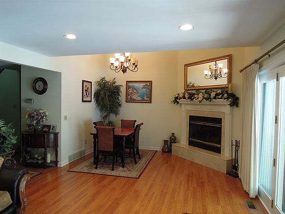 3rd image of 30 Sarazen St