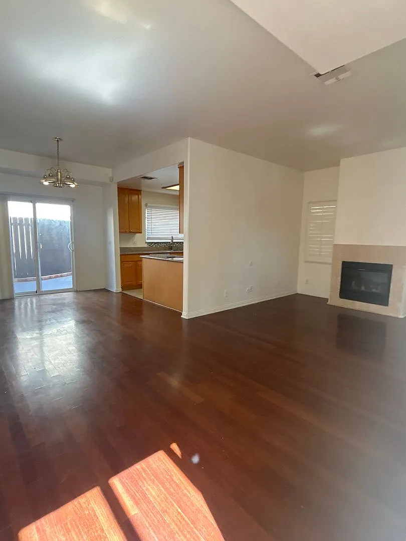 Spacious 2-Bedroom Condo in Prime Pasadena Area — Photo 3