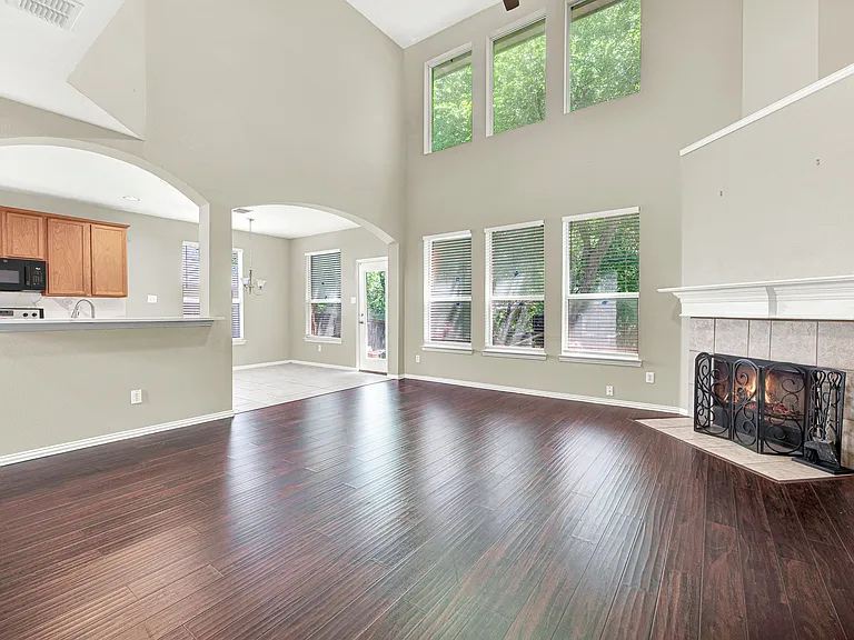 4450 Sharpsburg Dr — Photo 2
