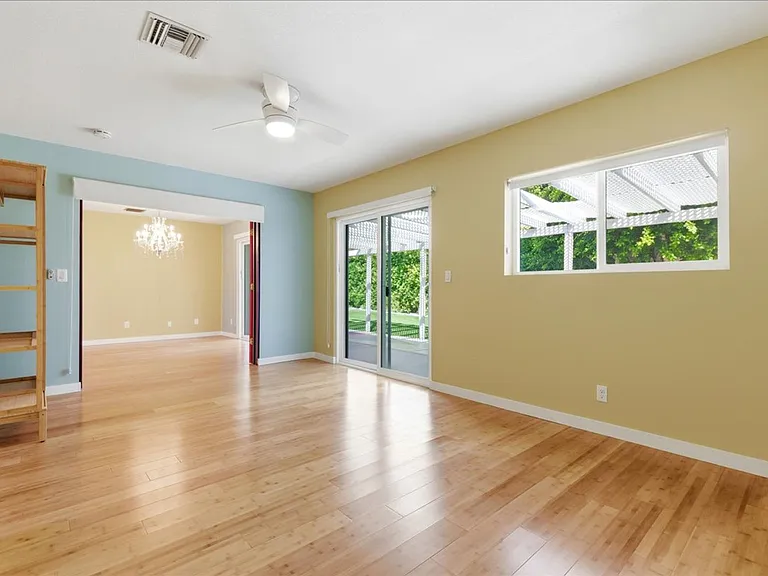 9750 Valencia Dr — Photo 7