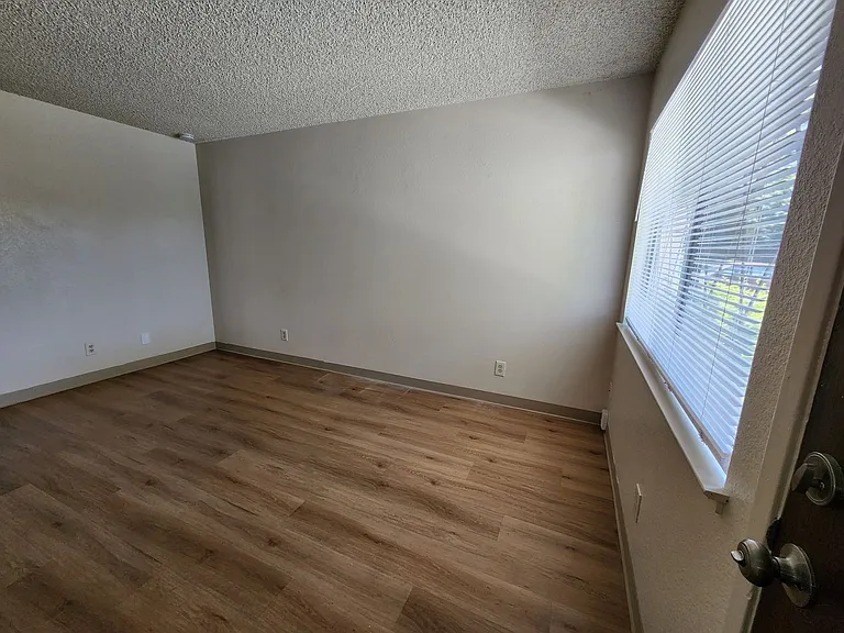1103 Sycamore St — Photo 13