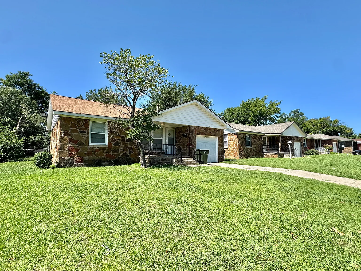 3 bed, 924 sqft, $1,085 — Photo 3