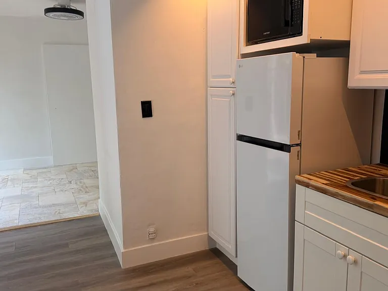 1618 NE 33rd St #D — Photo 3