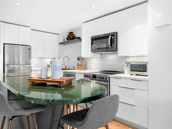 1066 W 13th Ave #203, Vancouver, BC V6H 1N2