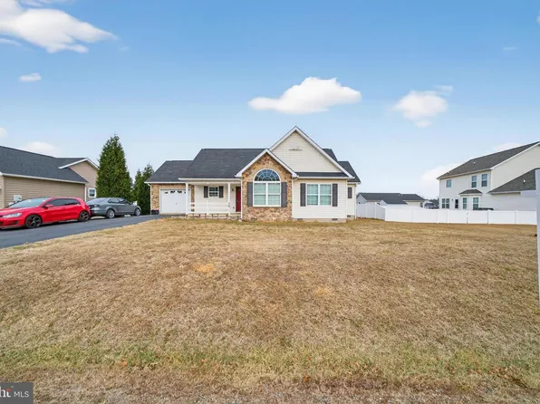 30 Ives St, Martinsburg, WV 25405