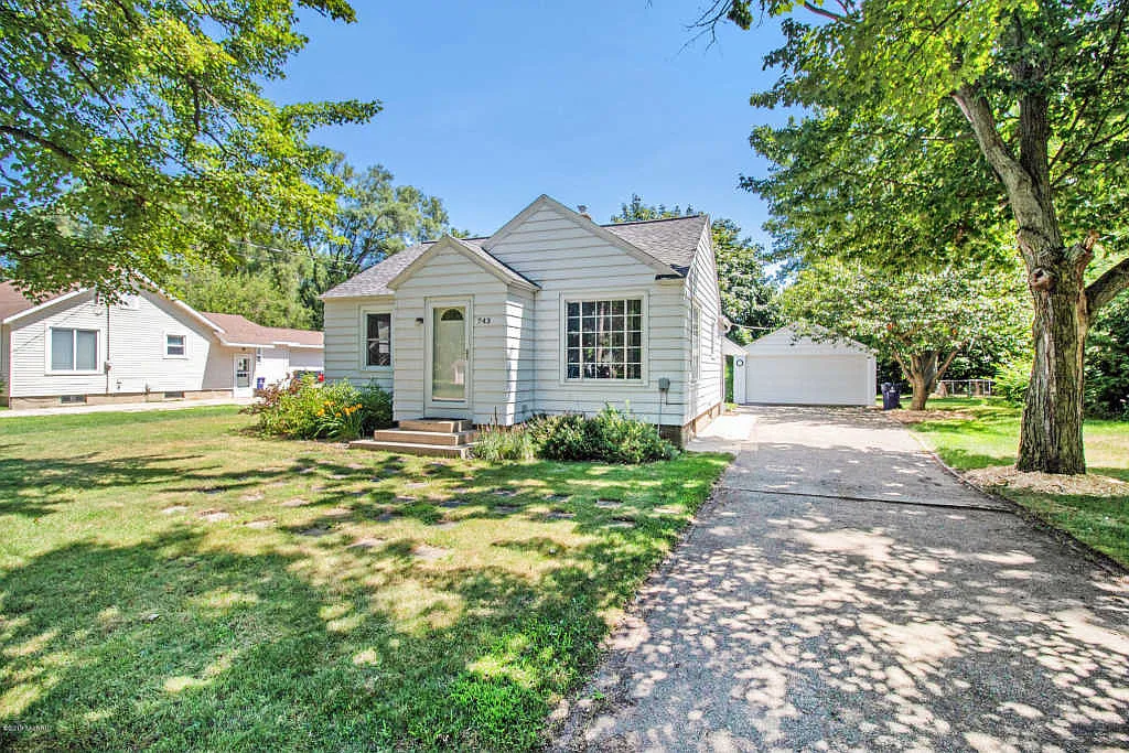 743 Ruth Ave photo 1