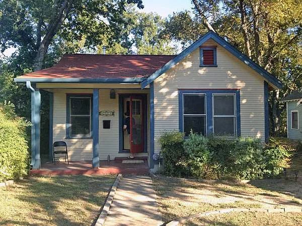 Charming 2/1 House in Hyde Park- Available for August! — Photo 1