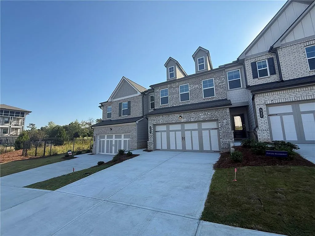 3 bed, 2.5 bath, 1825 sqft, $2,475 — Photo 2