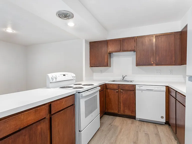Glacier Park Apartments — Photo 31