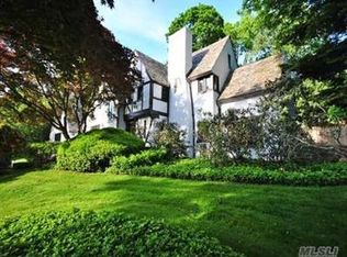 9 E High Rd, Port Washington, NY 11050