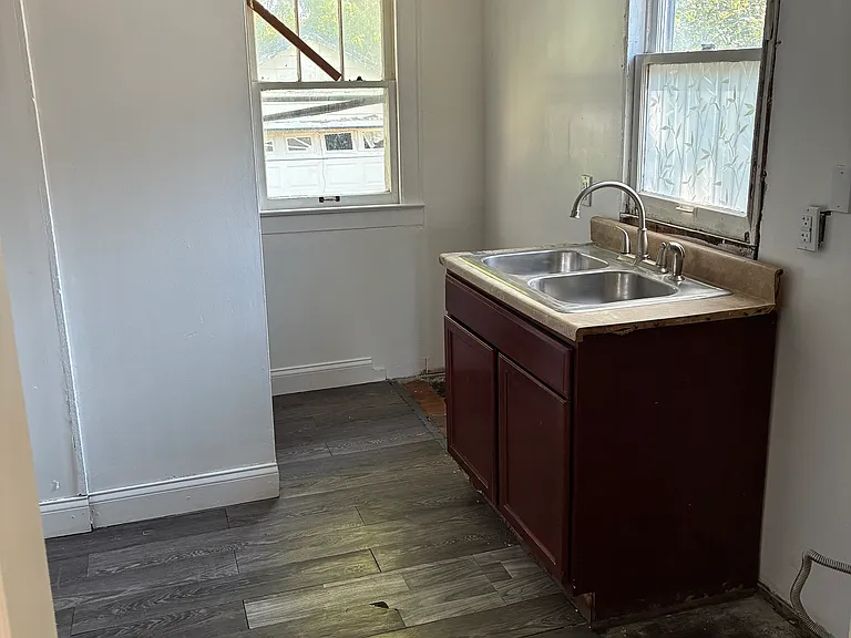 2476 Bellevue St — Photo 4
