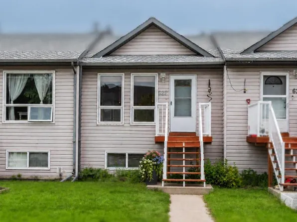 622 E 3rd St, Strathmore, AB T1P 1S3
