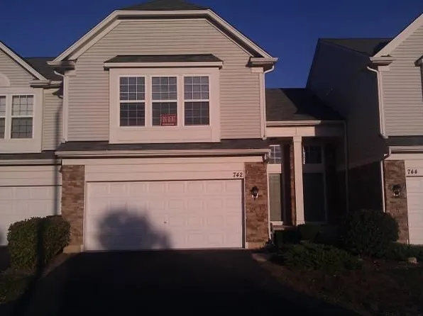 742 Pointe Dr #742, Crystal Lake, IL 60014