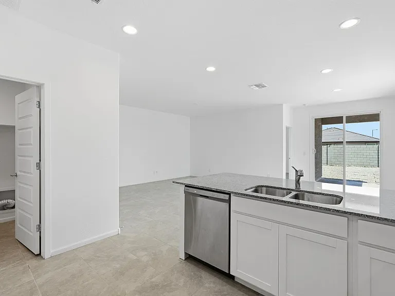 2440 W Bowker St — Photo 13