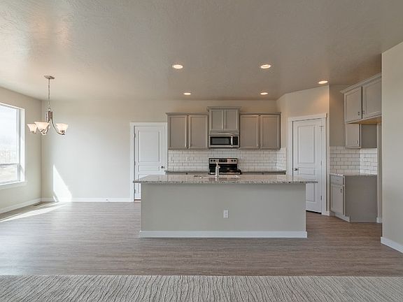 4th image of 791 Canyon Crest Dr
