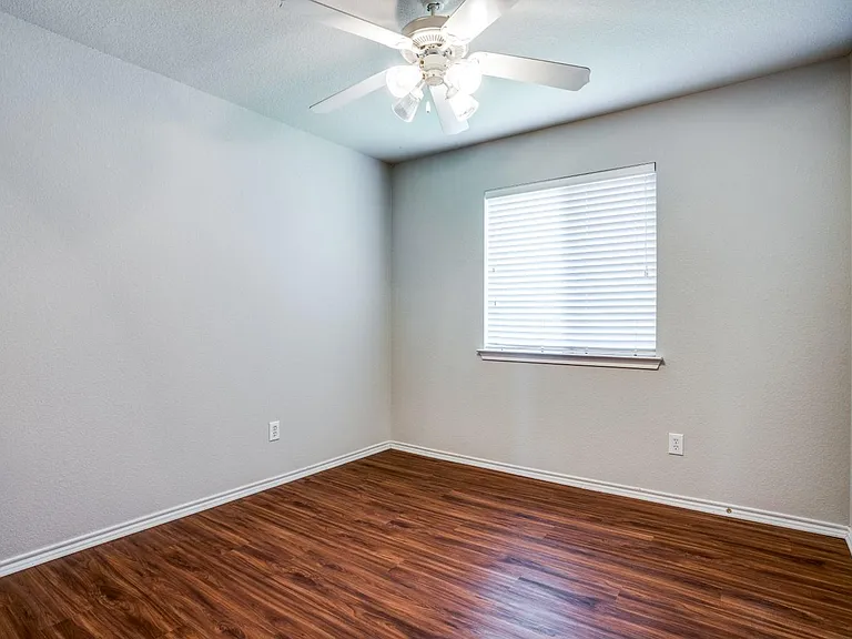 821 Oak Hollow Ln — Photo 9