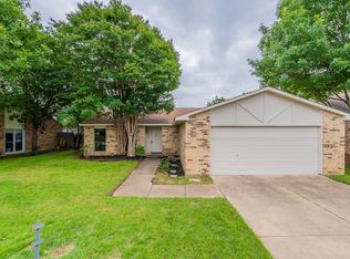 2520 Cottonwood Ln, Bedford, TX 76021