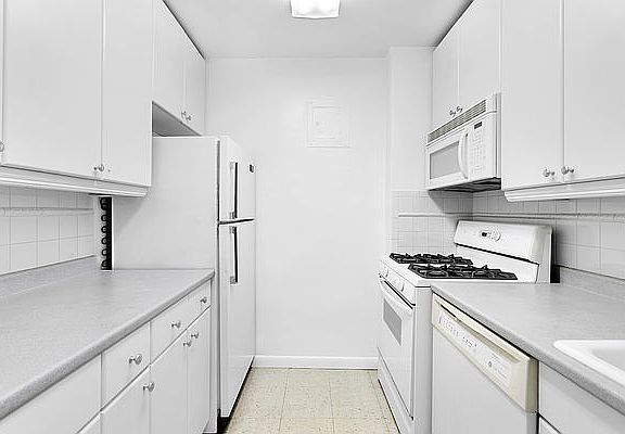 4th image of 155 W 68th St APT 1528