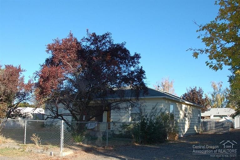 1st image of 1100 NE Allen Ave