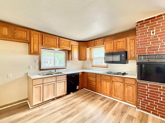 3rd image of 922 Farwell Ave