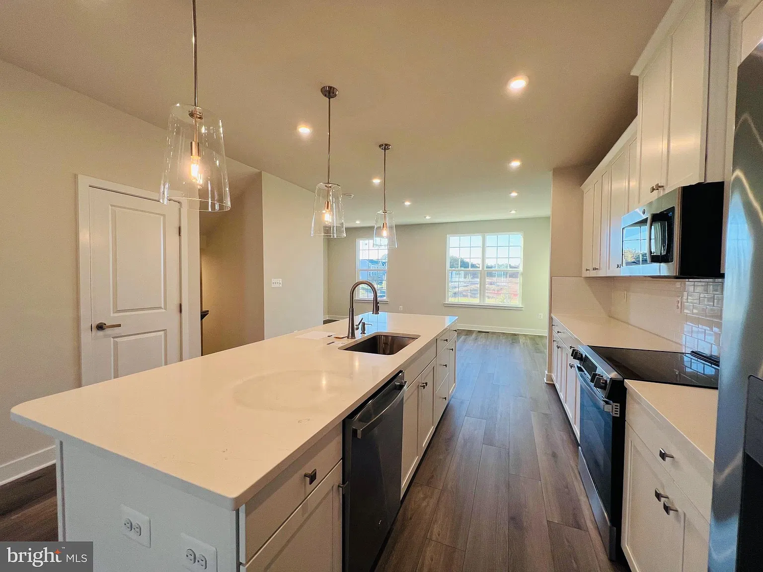 4 bed, 3.5 bath, 2239 sqft, $3,599 — Photo 3