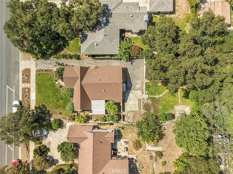 2151 N Altadena Dr — Photo 41