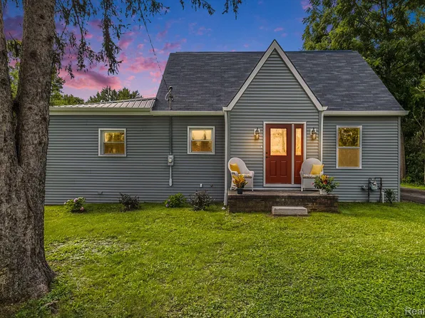 6056 Davison Rd, Burton, MI 48509