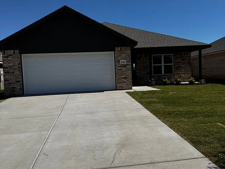 4205 Sunset St — Photo 1