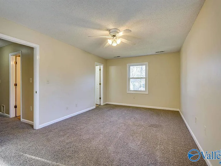 124 Suffolk Dr — Photo 4