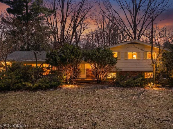 4555 Arrowhead Rd, West Bloomfield, MI 48323