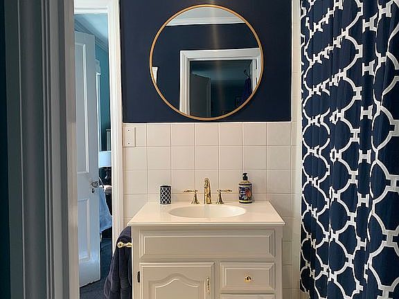2nd floor bathroom 