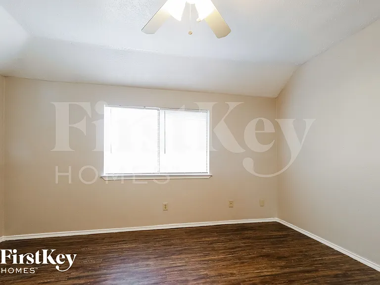 7447 Woodland West Dr — Photo 10