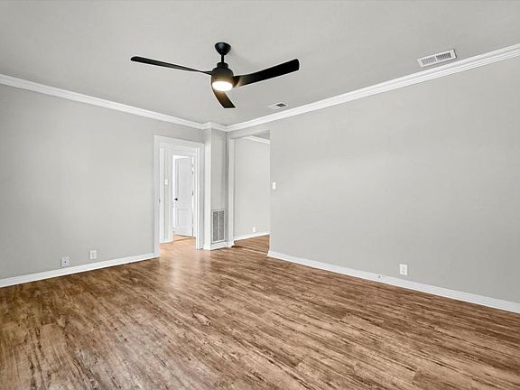 4th image of 810 N Throckmorton St