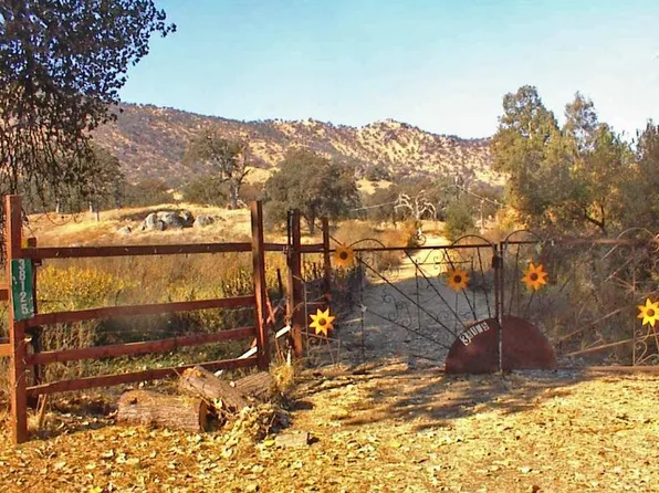 38125 Loganberry Ln, Squaw Valley, CA 93675