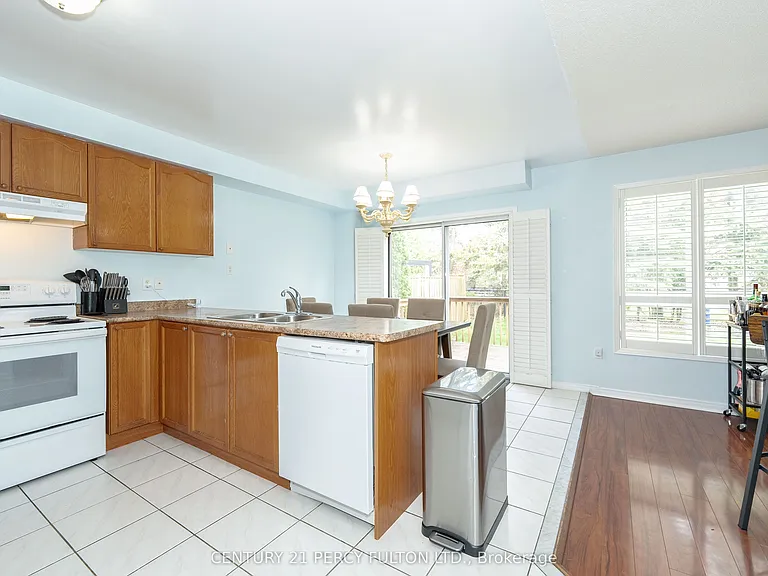 71 Armitage Cres — Photo 14