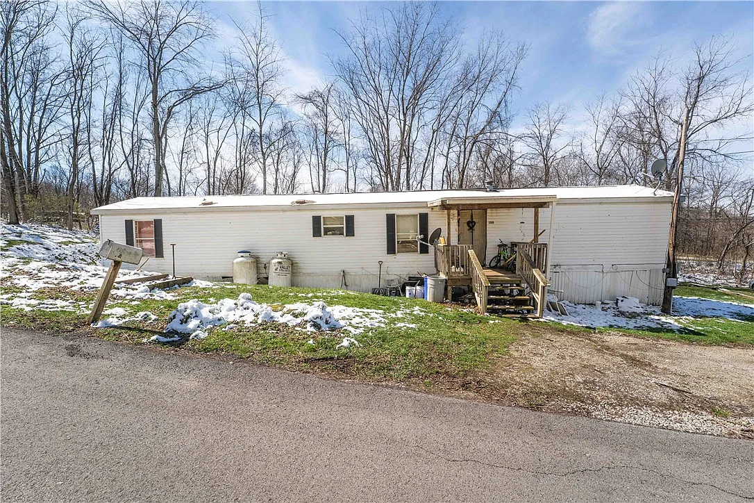 450 Joseph St N photo 1