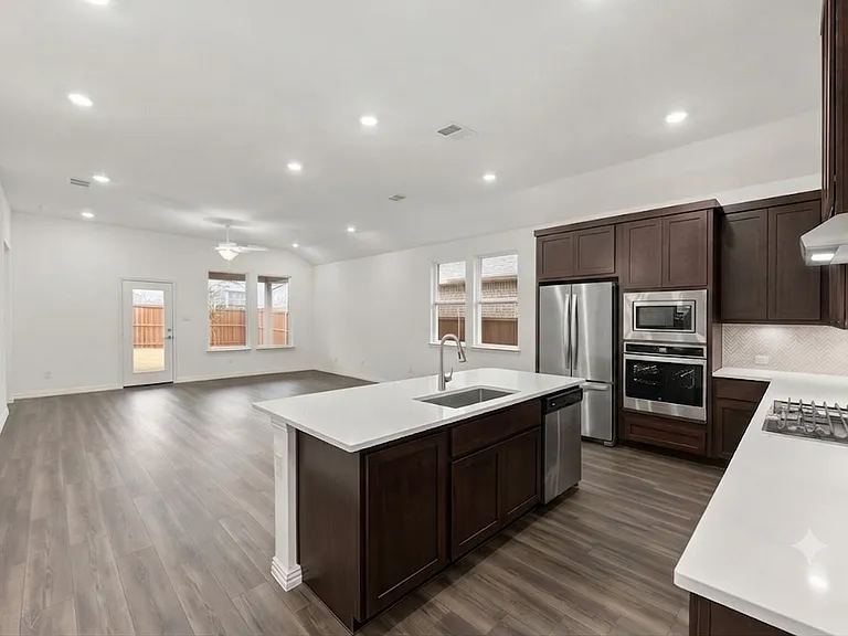 1825 Plymouth Dr — Photo 4