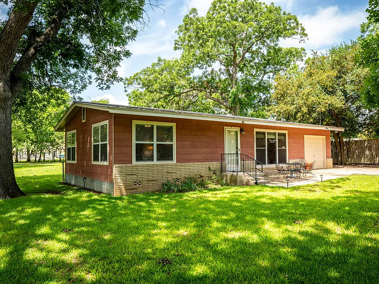 2052 Gruene Rd — Photo 4