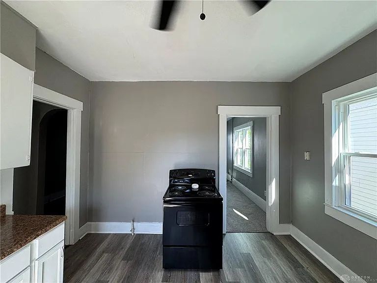 433 1/2 S Market St — Photo 4