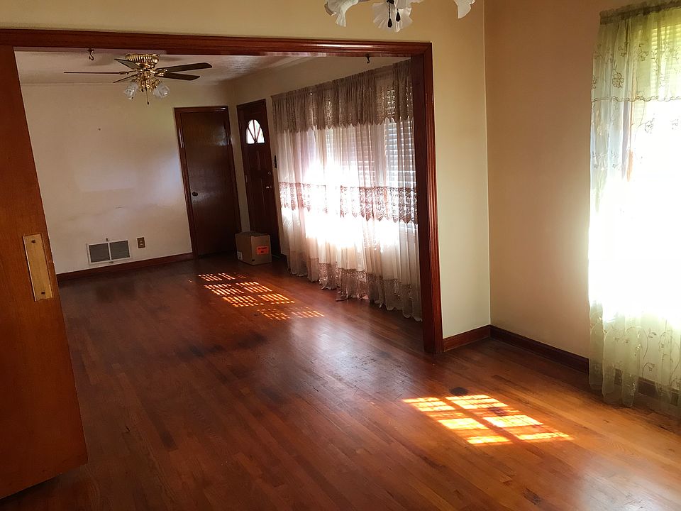 1st image of 2300 Belmont Cir SE