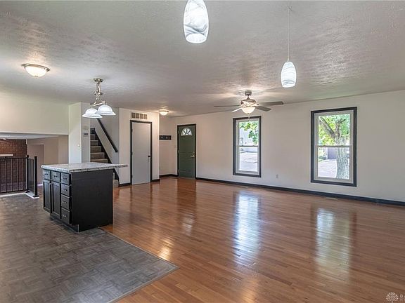 3rd image of 1364 Robinhood Dr