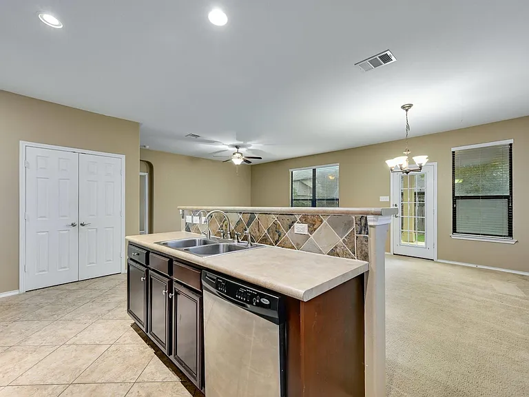 1029 Hyde Park Dr — Photo 4