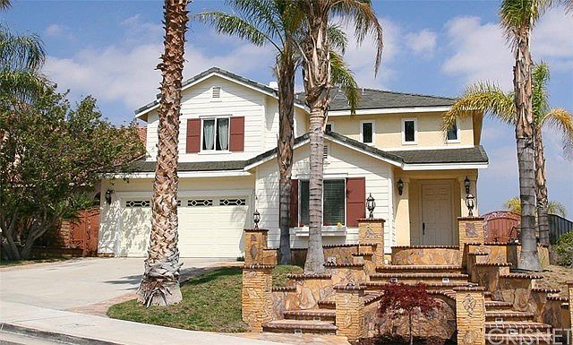 Beautiful Castaic home with a gorgeous view. Exquisite masonry at entry steps with a large fountain base at top.
