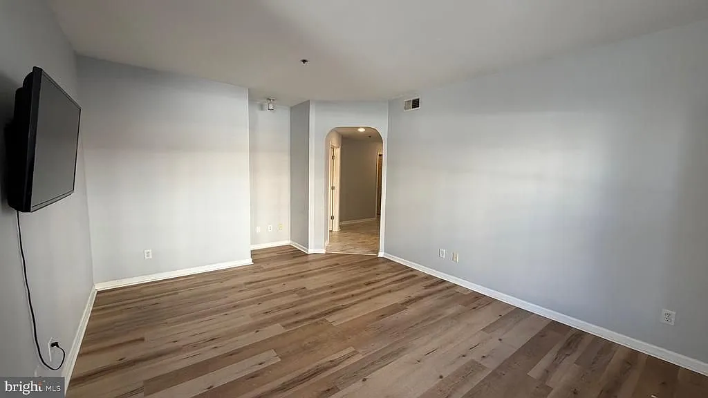 Building Photo - 300 Riverbend Dr #1E