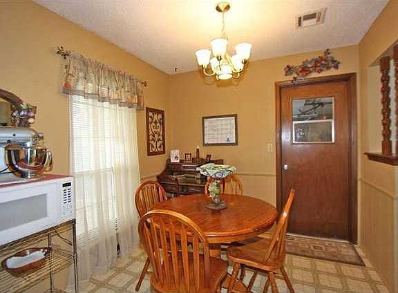 4th image of 1019 S Meadow Ln
