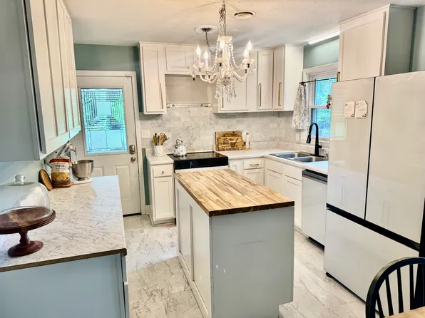 4 Edith Dr, Jacksonville, NC 28540