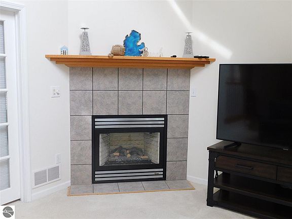5th image of 1475 Douglas Dr