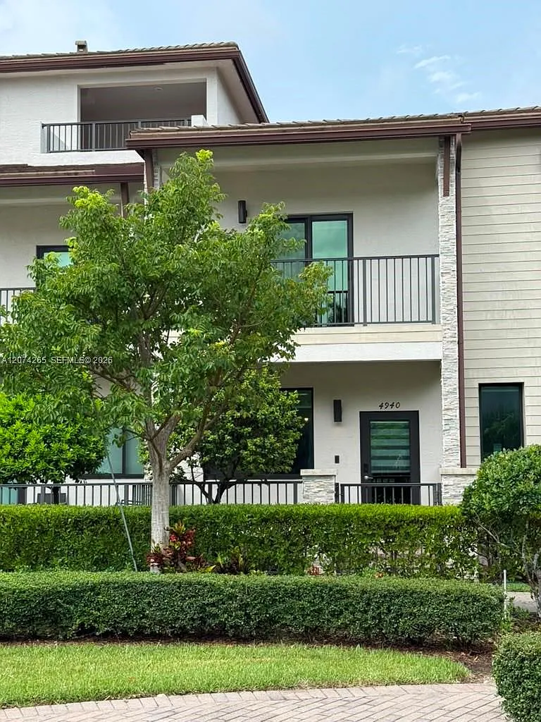 Downtown Doral South Phas — Photo 3